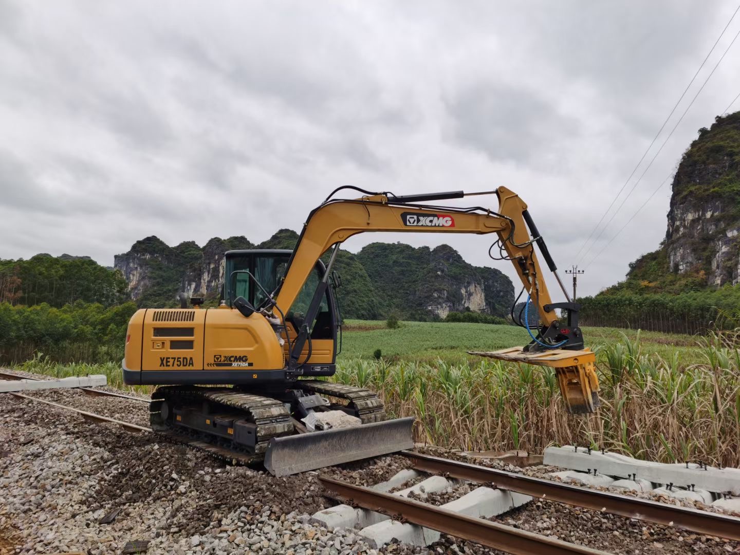 公鐵兩用挖掘機(jī)（摩擦行走）